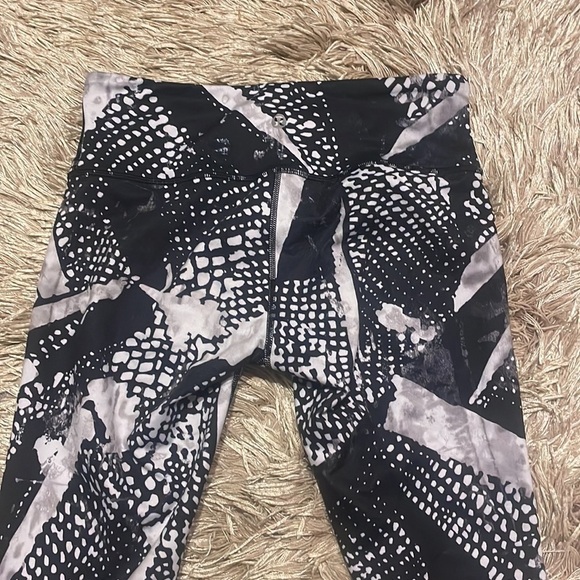 Lululemon Cropped Leggings sz 6 - Picture 9 of 11
